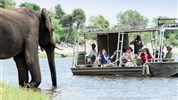 To nejlepší z Botswany - Bostwana - loď na řece v parku Chobe