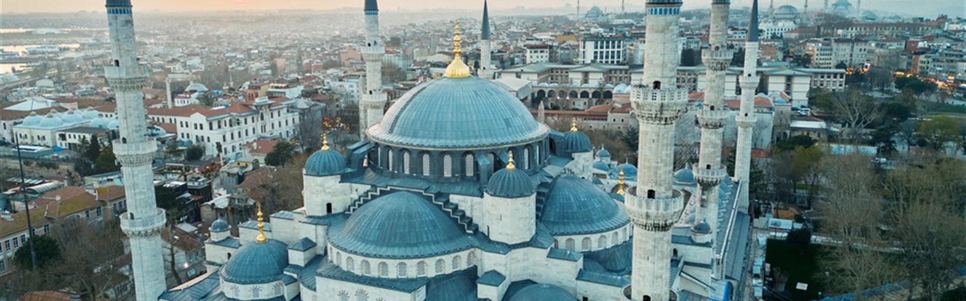 Adventní Istanbul s Marco Polo - aerial-drone-view-blue-mosque-istanbul-sunset-turkey