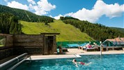 Familienhotel Berghof **** - Venkovní bazén vedlejšího hotelu Frühauf (1)