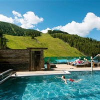 Familienhotel Berghof (S) - Venkovní bazén vedlejšího hotelu Frühauf (1) - ckmarcopolo.cz