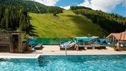 Familienhotel Berghof **** - Venkovní bazén vedlejšího hotelu Frühauf (2)