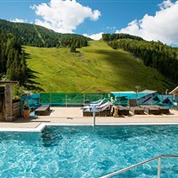 Familienhotel Berghof (S) - Venkovní bazén vedlejšího hotelu Frühauf (2) - ckmarcopolo.cz