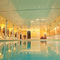 Familienhotel Berghof (S) - Krytý bazén vedlejšího hotelu Frühauf (1) - ckmarcopolo.cz