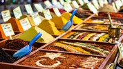 Anatolská odysea Kapadokie Mezopotámie Ararat Istanbul a Egejské pobřeží - Egyptský bazar s kořením v Istanbulu