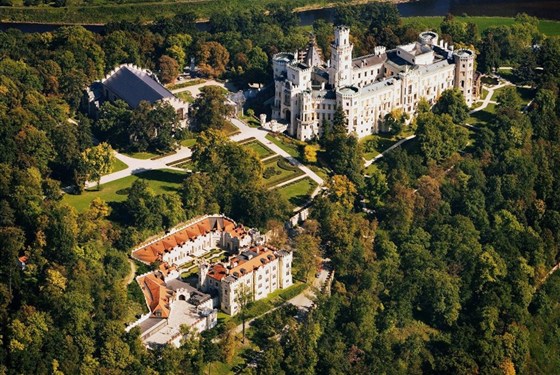 Marco Polo - Hotel Štekl - Letecká fotografie hotelu Štekl a zámku Hluboká nad Vltavou