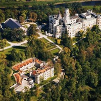 Hotel Štekl - Letecká fotografie hotelu Štekl a zámku Hluboká nad Vltavou - ckmarcopolo.cz