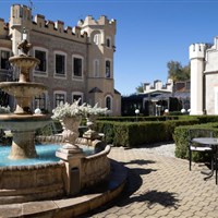 Hotel Štekl - Fontána hotelu Štekl v Hluboké nad Vltavou - ckmarcopolo.cz