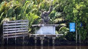 Poznávací zájezd - Plavba pralesem Kalimantanu - Tropická řeka protékající deštným pralesem na Borneu.