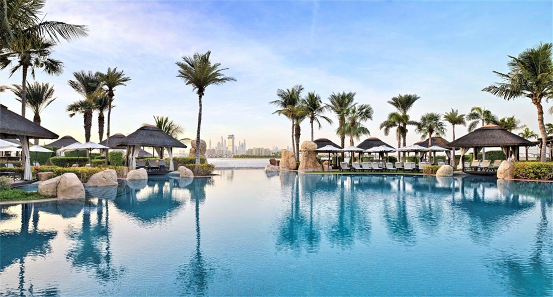 Sofitel The Palm Dubai 5* - Tropický bazén v resortu Sofitel The Palm Resort & Spa Dubai obklopený palmami a exotickou zahradou na ikonickém ostrově Palm Jumeirah.
