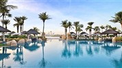 Sofitel The Palm Dubai 5* - Tropický bazén v resortu Sofitel The Palm Resort & Spa Dubai obklopený palmami a exotickou zahradou na ikonickém ostrově Palm Jumeirah.
