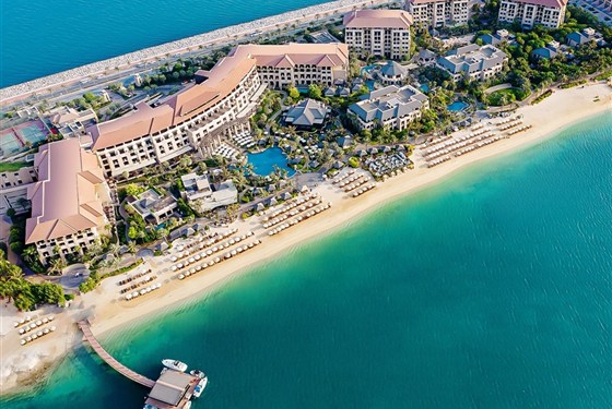 Marco Polo - Sofitel The Palm Resort & Spa - Exteriér luxusního hotelu Sofitel The Palm Resort & Spa v Dubaji na ostrově Palm Jumeirah s tropickou zahradou, palmami a bazénovou lagunou.