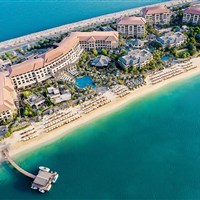 Sofitel The Palm Resort & Spa - Exteriér luxusního hotelu Sofitel The Palm Resort & Spa v Dubaji na ostrově Palm Jumeirah s tropickou zahradou, palmami a bazénovou lagunou. - www.marco-polo.cz