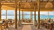Sofitel The Palm Dubai 5* - Stylová restaurace na pláži v resortu Sofitel The Palm Resort & Spa Dubai nabízí romantické stolování s výhledem na moře.