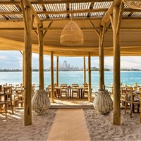 Sofitel The Palm Resort & Spa - Stylová restaurace na pláži v resortu Sofitel The Palm Resort & Spa Dubai nabízí romantické stolování s výhledem na moře. - www.marco-polo.cz