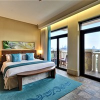 Sofitel The Palm Resort & Spa - Prostorný apartmán se dvěma ložnicemi a balkonem s výhledem na moře v hotelu Sofitel The Palm Resort & Spa Dubai. - www.marco-polo.cz