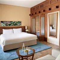 Sofitel The Palm Resort & Spa - Elegantní Classic Room v hotelu Sofitel The Palm Resort & Spa Dubai s pohodlnou postelí, balkonem a moderním interiérem. - www.marco-polo.cz