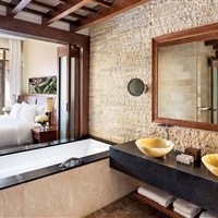 Sofitel The Palm Resort & Spa - Luxusní koupelna pokoje Classic Room v resortu Sofitel The Palm Resort & Spa Dubai s vanou a elegantním designem. - www.marco-polo.cz