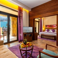 Sofitel The Palm Resort & Spa - Prostorné apartmá Junior Suite v hotelu Sofitel The Palm Resort & Spa Dubai s odděleným obývacím pokojem a rozkládací pohovkou. - www.marco-polo.cz