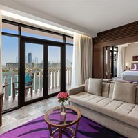 Sofitel The Palm Resort & Spa - Luxusní Prestige Suite v resortu Sofitel The Palm Resort & Spa Dubai s velkým balkonem a samostatným obývacím pokojem. - www.marco-polo.cz