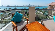 Sofitel The Palm Dubai 5* - Soukromý balkon pokoje Luxury Palm View Room v hotelu Sofitel The Palm Resort & Spa Dubai s výhledem na Dubaj a Palm Jumeirah.