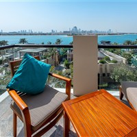 Sofitel The Palm Resort & Spa - Soukromý balkon pokoje Luxury Palm View Room v hotelu Sofitel The Palm Resort & Spa Dubai s výhledem na Dubaj a Palm Jumeirah. - www.marco-polo.cz