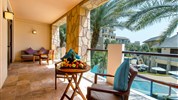 Sofitel The Palm Dubai 5* - Balkon apartmá Junior Suite v resortu Sofitel The Palm Resort & Spa Dubai s výhledem na bazény a tropickou zahradu.