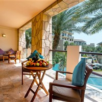 Sofitel The Palm Resort & Spa - Balkon apartmá Junior Suite v resortu Sofitel The Palm Resort & Spa Dubai s výhledem na bazény a tropickou zahradu. - www.marco-polo.cz