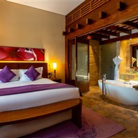 Sofitel The Palm Resort & Spa - Stylová koupelna apartmá Junior Suite v hotelu Sofitel The Palm Resort & Spa Dubai s vanou a elegantním interiérem. - www.marco-polo.cz