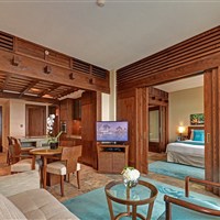 Sofitel The Palm Resort & Spa - Apartmán s jednou ložnicí v hotelu Sofitel The Palm Resort & Spa Dubai s obývacím pokojem, kuchyňkou a balkonem. - www.marco-polo.cz