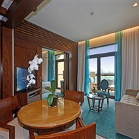 Sofitel The Palm Resort & Spa - Apartmán s jednou ložnicí a výhledem na moře v resortu Sofitel The Palm Resort & Spa Dubai s jídelní částí a kuchyňkou. - www.marco-polo.cz