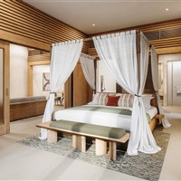 Sofitel The Palm Resort & Spa - Luxusní Beach Suite v resortu Sofitel The Palm Resort & Spa Dubai s velkým balkonem a elegantní ložnicí v tropickém stylu. - www.marco-polo.cz