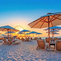 Hilton Dubai Jumeirah Beach - Soukromá písečná pláž hotelu Hilton Dubai Jumeirah Beach s lehátky a slunečníky u Arabského zálivu. - www.marco-polo.cz