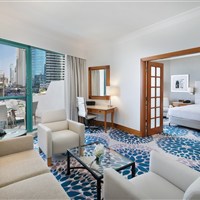 Hilton Dubai Jumeirah Beach - Prostorné apartmá Family Suite v hotelu Hilton Dubai Jumeirah Beach s obývacím prostorem a moderním vybavením. - www.marco-polo.cz