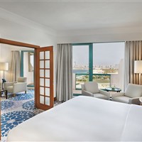 Hilton Dubai Jumeirah Beach - Rodinné apartmá Family Suite v hotelu Hilton Dubai Jumeirah Beach s velkou postelí a výhledem z okna. - www.marco-polo.cz
