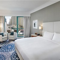 Hilton Dubai Jumeirah Beach - Pokoj Deluxe Walk View v hotelu Hilton Dubai Jumeirah Beach s moderním interiérem a výhledem na promenádu JBR. - www.marco-polo.cz