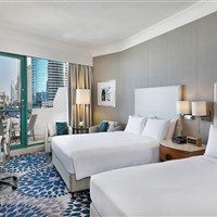 Hilton Dubai Jumeirah Beach - Prostorný pokoj Deluxe Walk View v hotelu Hilton Dubai Jumeirah Beach se dvěma postelemi a balkonem. - www.marco-polo.cz