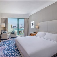 Hilton Dubai Jumeirah Beach - Pokoj Deluxe s výhledem na moře a ikonické kolo Ain Dubai v hotelu Hilton Dubai Jumeirah Beach. - www.marco-polo.cz
