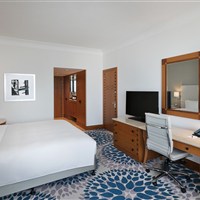 Hilton Dubai Jumeirah Beach - Executive pokoj s výhledem na promenádu JBR v hotelu Hilton Dubai Jumeirah Beach. - www.marco-polo.cz