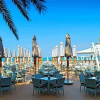 Hilton Dubai Jumeirah Beach - Stylová restaurace s venkovní terasou v resortu Hilton Dubai Jumeirah Beach obklopená palmami. - www.marco-polo.cz