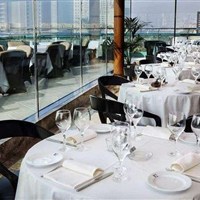 Hilton Dubai Jumeirah Beach - Restaurace v hotelu Hilton Dubai Jumeirah Beach s panoramatickým výhledem na Arabský záliv. - www.marco-polo.cz