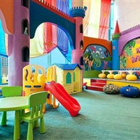 Hilton Dubai Jumeirah Beach - Barevný dětský klub v hotelu Hilton Dubai Jumeirah Beach s herní zónou, skluzavkou a aktivitami pro děti. - www.marco-polo.cz