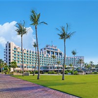 JA The Resort JA Beach Hotel - Exteriér hotelu JA Beach Hotel v resortu JA The Resort v oblasti Jebel Ali v Dubaji s tropickou zahradou a bazénem. - www.marco-polo.cz