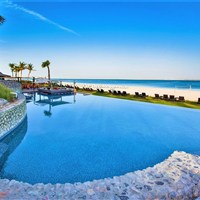 JA The Resort JA Beach Hotel - Venkovní bazén hotelu JA Beach Hotel v resortu JA The Resort v Jebel Ali obklopený palmami a sluneční terasou. - www.marco-polo.cz