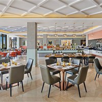 JA The Resort JA Beach Hotel - Hlavní hotelová restaurace v JA Beach Hotel v resortu JA The Resort v Dubaji. - www.marco-polo.cz