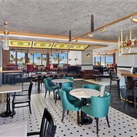 JA The Resort JA Beach Hotel - Stylový hotelový bar v resortu JA Beach Hotel v Dubaji s posezením a širokou nabídkou nápojů. - www.marco-polo.cz