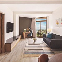 JA The Resort JA Beach Hotel - Prostorné apartmá v hotelu JA Beach Hotel v Dubaji s obývacím prostorem a moderním interiérem. - www.marco-polo.cz