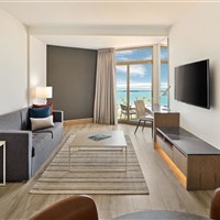 JA The Resort JA Beach Hotel - Apartmá v hotelu JA Beach Hotel v Dubaji s obývacím pokojem a komfortním posezením. - www.marco-polo.cz