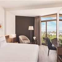 JA The Resort JA Beach Hotel - Elegantní ložnice apartmá v hotelu JA Beach Hotel v oblasti Jebel Ali v Dubaji. - www.marco-polo.cz