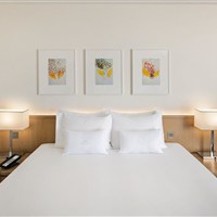 JA The Resort JA Beach Hotel - Moderní pokoj Sea View v resortu JA Beach Hotel v Dubaji s pohodlnou postelí. - www.marco-polo.cz