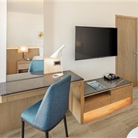 JA The Resort JA Beach Hotel - Pokoj Sea View v hotelu JA Beach Hotel v Dubaji s pracovním stolem a moderním vybavením. - www.marco-polo.cz